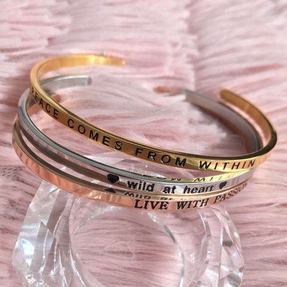 Jewelry - Beautiful Set Three Tone Bangles🎀